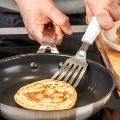 KitchenAid Bakspaan Classic - Zilver / Wit -Kitchenaid KitchenAid szkatula do smazenia nalesnikow CLASSIC White KCG024OHWHE 5057982066390